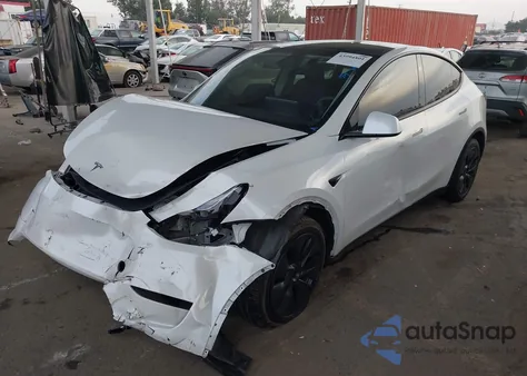 2025 Tesla Model Y Long Range Dual Motor Rear-Wheel Drive z USA, uszkodzony, nr VIN 7SAYGDED7SF221636